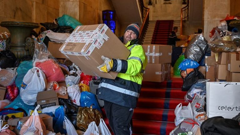 “Deprem diplomasisi”: Yunan halkı Türkiye’ye destek için seferber oldu