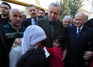 Cumhurbaşkanı Erdoğan çadır kentte depremzedelerle buluştu