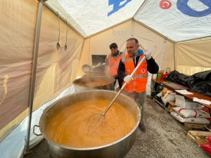 TBMM Personeli, Elbistan’da depremzedelere sıcak yemek yapıyor