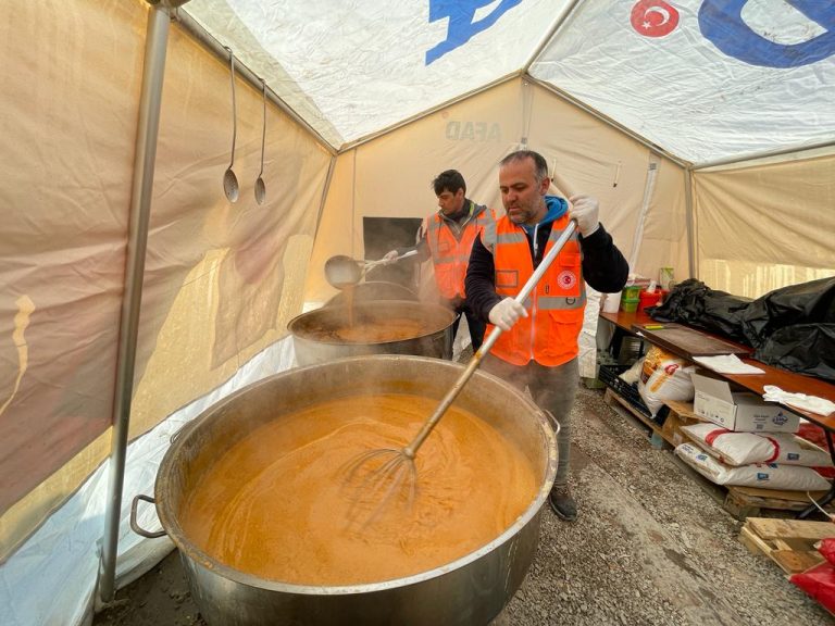 TBMM Personeli, Elbistan’da depremzedelere sıcak yemek yapıyor