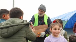 11 yakınını kaybeden Adıyamanlı afetzede, çadır kentin “iyilik dayısı” oldu