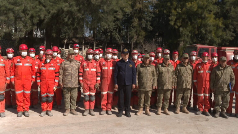 Bakan Akar’dan enkazdan 326 canı çıkaran Mehmetçiğe ziyaret