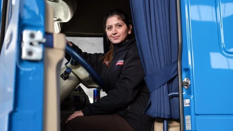 Fransa’dan kendi tırıyla yardım getiren 24 yaşındaki Gülfem, Kahramanmaraş’a ulaştı!