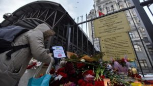 Kiev halkı, Türk Büyükelçiliğine karanfil bıraktı