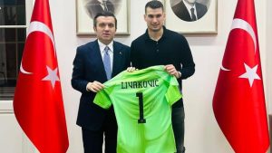 Dünya Kupası’nda giydiği forma ve eldivenleri depremzedeler için bağışladı