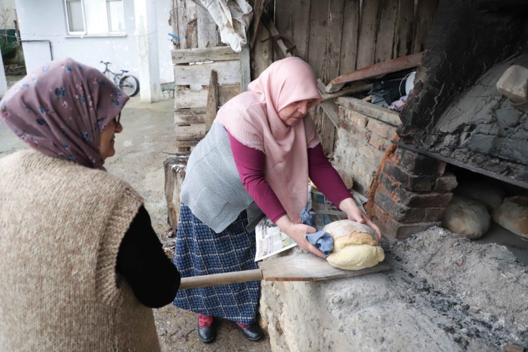 İstanbul Şile’deki köy fırınlarında deprem bölgesi için ekmek pişirildi