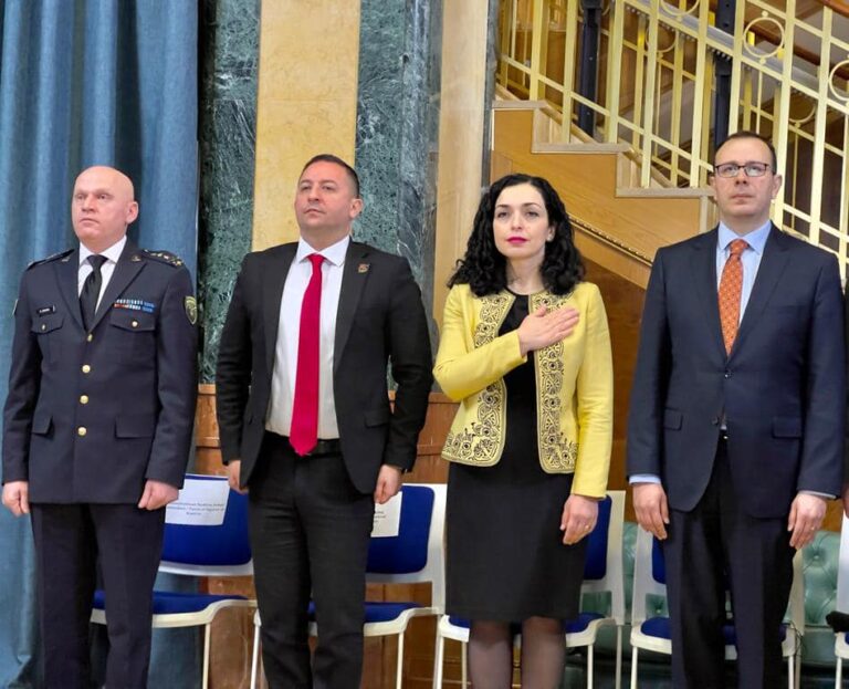 Türkiye’de arama-kurtarma çalışmalarına katılan Kosovalı askerlere nişan verildi