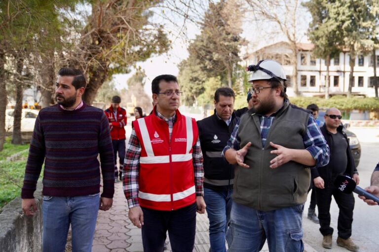 İBB Başkanı Ekrem İmamoğlu, Antakya’da A2 Blok’ta incelemelerde bulundu