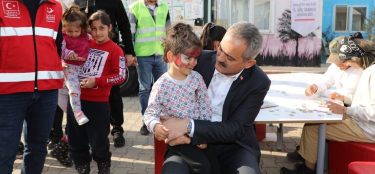 Millî Eğitim Bakanı Özer, Malatya’daki Konteyner Kenti ziyaret etti 