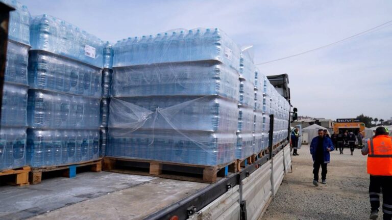 Sağlık Bakanı Dr. Fahrettin Koca, “AFAD bütün bölgelere ambalajlı kullanılabilir içme suyu temin etmeye çalışıyor”