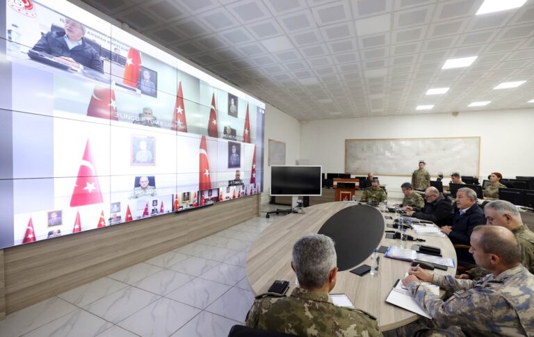 Millî Savunma Bakanı Hulusi Akar, Şanlıurfa’da komutanların katılımıyla video telekonferans toplantısı gerçekleştirdi