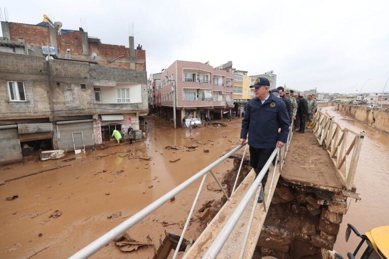 Millî Savunma Bakanı Hulusi Akar, selin vurduğu Şanlıurfa’ya geçerek incelemelerde bulundu