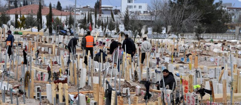 Bir ay sonra Türkiye: Enkaz başında bekleyen sorular