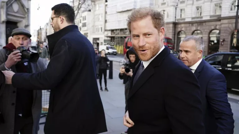 Prens Harry, telefon dinleme ve mahremiyet davası için sürpriz bir şekilde Londra’ya geldi