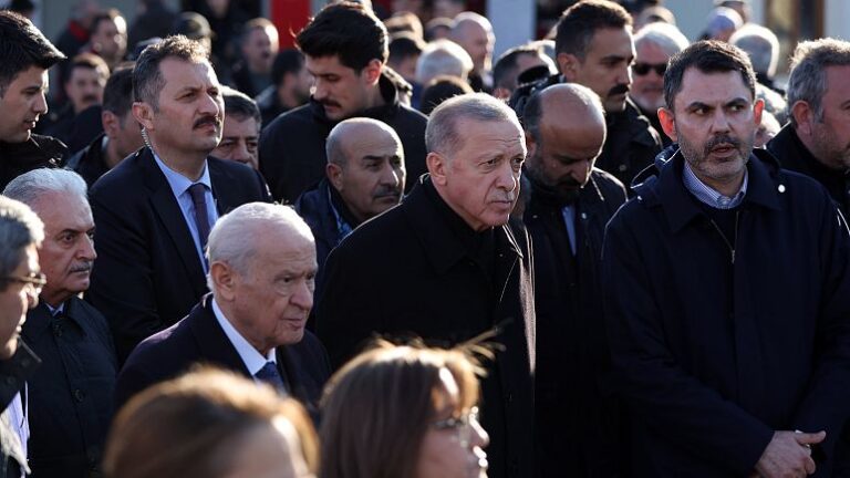 Son seçim anketleri: “Deprem, Erdoğan ve AK Parti oylarını düşürmedi”