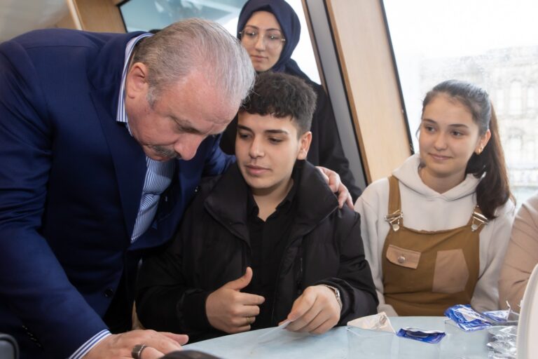 TBMM Başkanı Prof. Dr. Mustafa Şentop, İstanbul’da depremzede vatandaşlarla buluştu