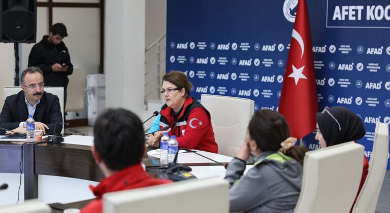 Aile ve Sosyal Hizmetler Bakanımız Derya Yanık Hatay’da Depremzedeleri Ziyaret Etti