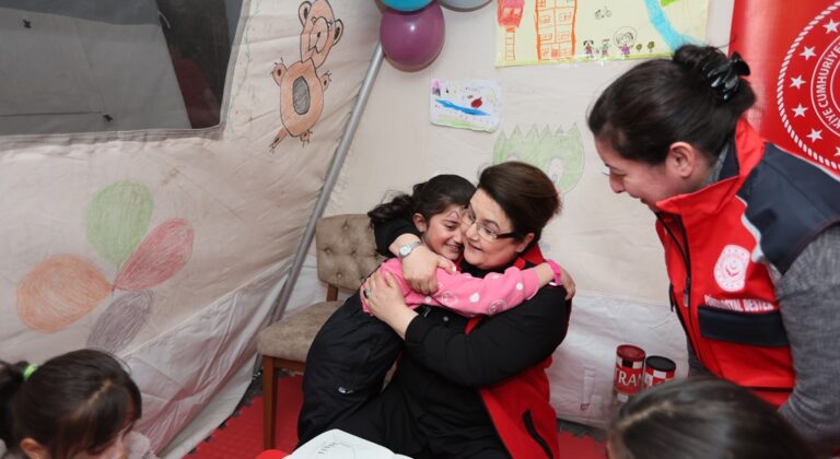 Bakan Derya Yanık Malatya’da Depremzedeleri Ziyaret Etti