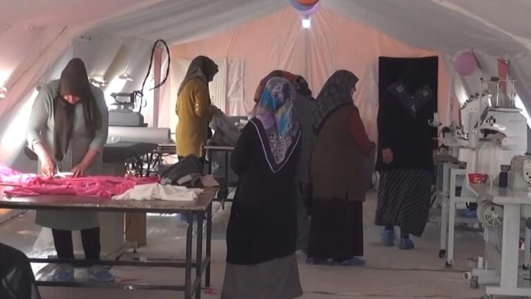 Depremzede kadınlar konteyner kentteki iş atölyesinde meslek öğreniyor
