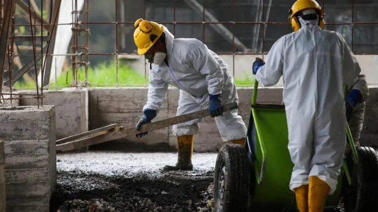 Ekvador’da Kokain Betona Karıştırılıp İmha Ediliyor
