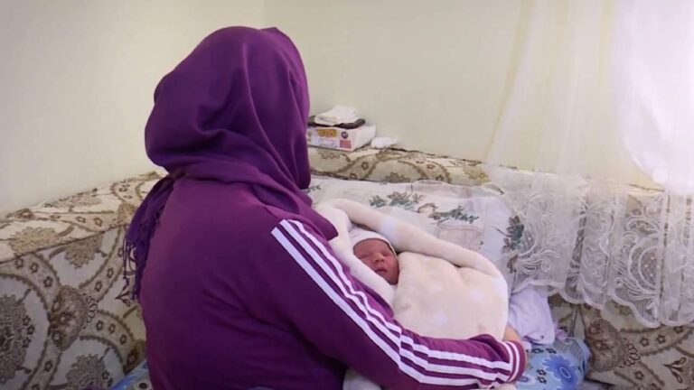 Bebeğini sel esnasında doğurdu