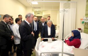 Millî Savunma Bakanı Akar, Kayseri Şehir Hastanesinde Tedavi Gören Depremzede Hastaları Ziyaret Etti