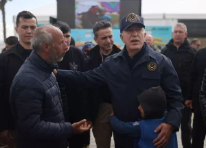 Bakan Akar, NATO’nun kuracağı ikinci 4 bin kişilik çadır kentte incelemelerde bulundu