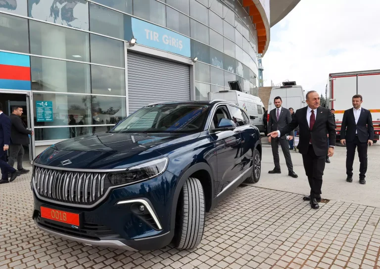 Bakan Çavuşoğlu, AK Parti Aday Tanıtımı ve Seçim Beyannamesi Programı’na Togg ile gitti