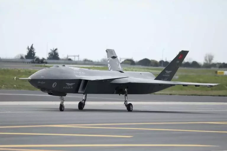 KIZILELMA, TEKNOFEST’e katılmak için Atatürk Havalimanı’nda