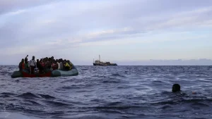 Alman STK: Akdeniz’de sürüklenen göçmen teknesine yakıt sağlandı ancak kurtarılmadı