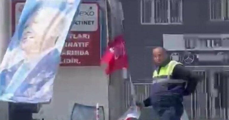 İzmir’de CHP’li belediye Başkan Erdoğan’ın afişlerini zabıtaya söktürdü