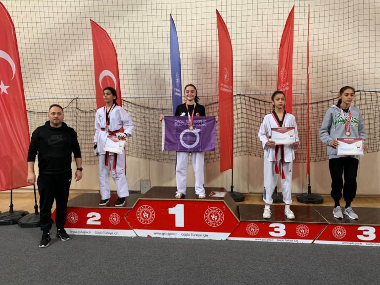 Taekwondo sporcularından 4 madalya 