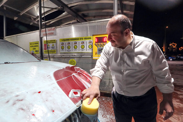 Sanayi ve Teknoloji Bakanı Mustafa Varank, Togg T10X’e bayram temizliği