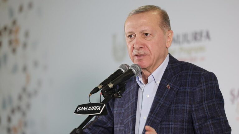 Cumhurbaşkanı Erdoğan: Kimin laf kalabalığı yaptığını, kimin iş yaptığını depremzedelerimiz görüyor