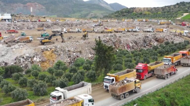 Hatay’da moloz taşıyan kamyonlar havadan görüntülendi
