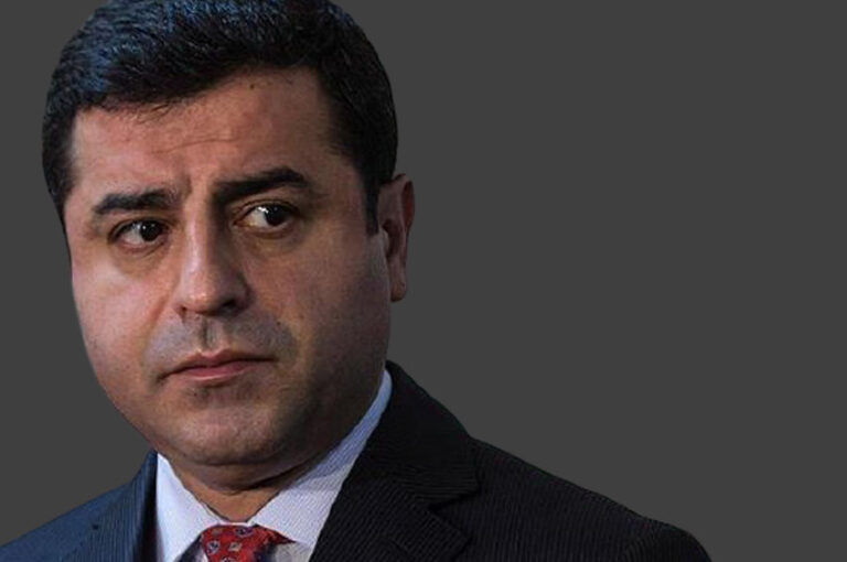 Terörden hüküm giyen Selahattin Demirtaş’tan mahkeme heyetine alçak tehdit: Sanık sandalyelerinde biz değil! Sizler oturacaksınız