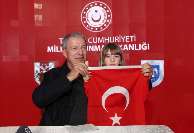 Millî Savunma Bakanı Akar ile Hazine ve Maliye Bakanı Nebati, Kayseri’de Başarılı Öğrencilerle MSB Dijital Gösterim Merkezinde Bir Araya Geldi