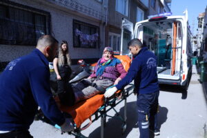 Ambulansla okula, sedye ile sandığa