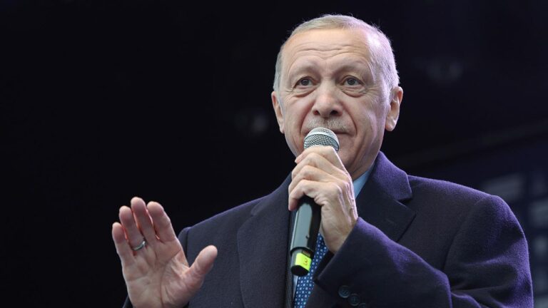 Cumhurbaşkanı Erdoğan: Sonuçlar resmi olarak neticelenene kadar sandıkları terk etmeyin