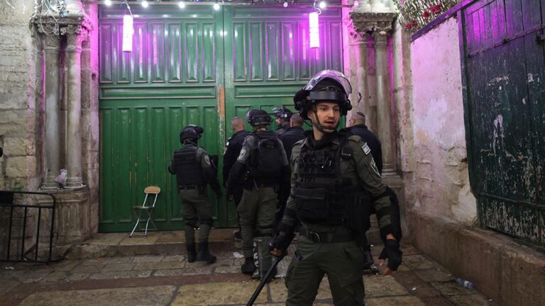 İsrail polisi Filistinli erkeklerin camiye girişini yasakladı