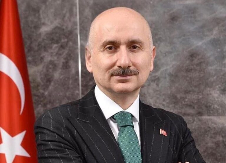 Adil Karaismailoğlu, “Mega projeleri milletimizin hizmetine sunduk”