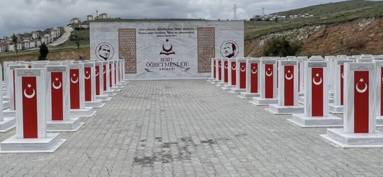 Millî Eğitim Bakanı Yusuf Tekin, şehit öğretmenleri andı