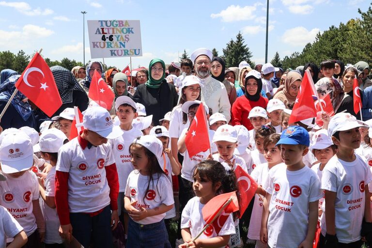 Prof. Dr. Ali Erbaş, “Vatanını, bayrağını seven gençleri yetiştirmenin gayreti içerisindeyiz”