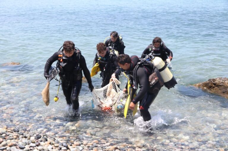 Recep Tayyip Erdoğan Üniversitesi Öğretim Üyeleri ve Öğrencileri Kıyı ve Su Altı Temizliği Yaptı
