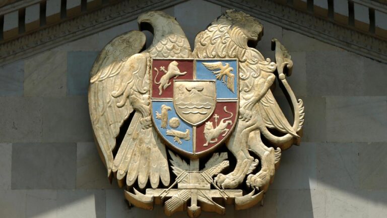 Paşinyan’dan arma eleştirisi: Ağrı Dağı’nın bizimle ne ilgisi var?