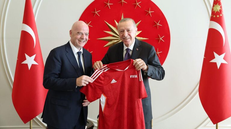 Cumhurbaşkanı Erdoğan, UEFA Başkanı Ceferin ve FIFA Başkanı Infantino ile görüştü