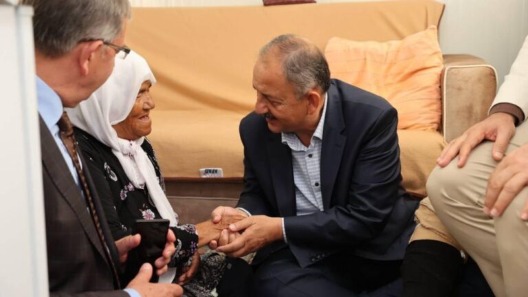 Bakan Özhaseki’den depremzede Emine Teyze’ye: Evler bittiğinde seni alır evine çıkarırız
