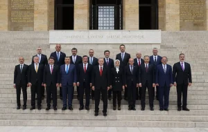 Cumhurbaşkanı Erdoğan ve yeni kabine üyeleri dün gerçekleştirilen ilk toplantı öncesi Anıtkabir’i ziyaret etti