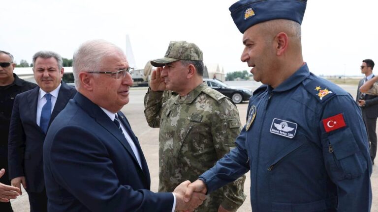 Bakan Güler ve TSK komuta kademesi Mehmetçik ile bayramlaştı