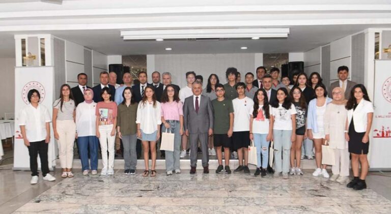 Antalya Valisi Yazıcı, LGS’de Tam Puan Alan Öğrencilerle Bir Araya Geldi